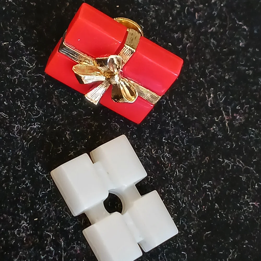 Vintage Avon goldtone bow interchangeable gift brooch, pin white, red